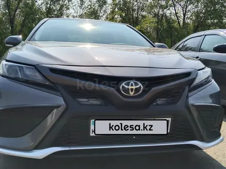 Toyota Camry 2022 года за 14 800 000 тг. в Уральск – фото 2