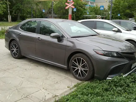 Toyota Camry 2022 года за 14 800 000 тг. в Уральск – фото 8