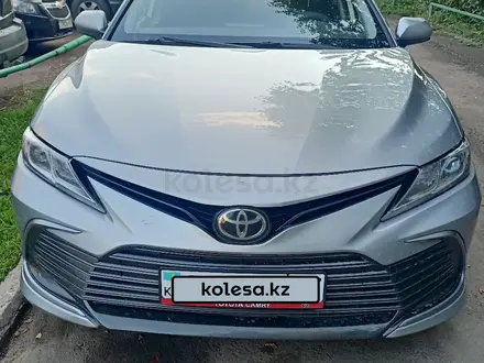 Toyota Camry 2021 года за 13 300 000 тг. в Петропавловск – фото 2