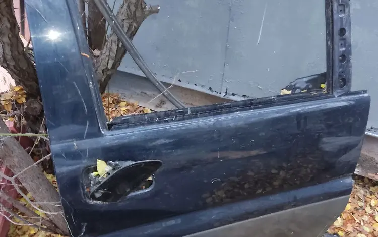 Дверь правая водительская Mitsubishi Delica за 15 000 тг. в Алматы