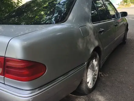 Mercedes-Benz E 280 1998 года за 1 850 000 тг. в Алматы