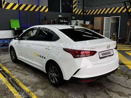 Hyundai Accent 2021 года за 7 900 000 тг. в Караганда – фото 2