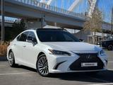 Lexus ES 250 2018 года за 19 000 000 тг. в Астана