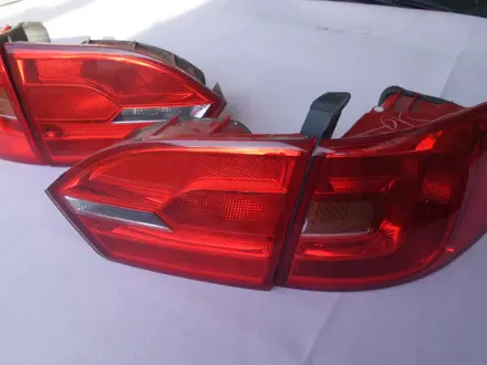 Комплект задних фонарей на для Volkswagen Jetta с 10 года оригинал за 120 000 тг. в Алматы – фото 2