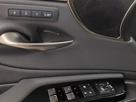 Lexus ES 250 Luxury 2.5 2023 года за 28 000 000 тг. в Алматы – фото 15
