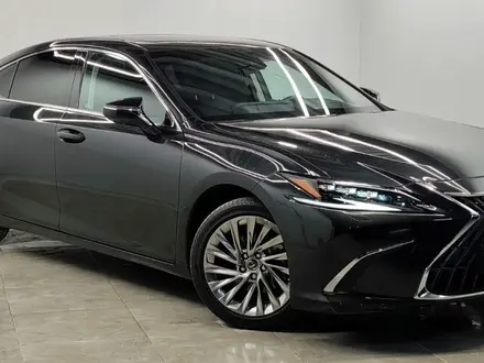 Lexus ES 250 Luxury 2.5 2023 года за 28 000 000 тг. в Алматы – фото 3