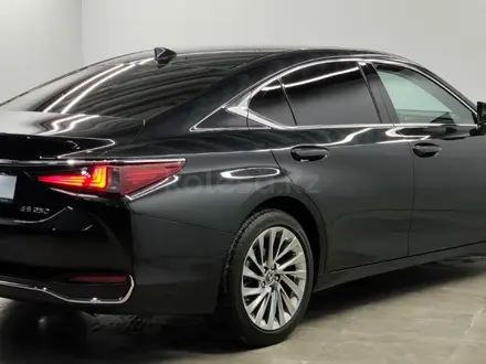 Lexus ES 250 Luxury 2.5 2023 года за 28 000 000 тг. в Алматы – фото 6