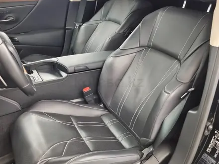 Lexus ES 250 Luxury 2.5 2023 года за 28 000 000 тг. в Алматы – фото 7