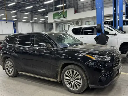 Toyota Highlander 2022 года за 27 500 000 тг. в Уральск – фото 2