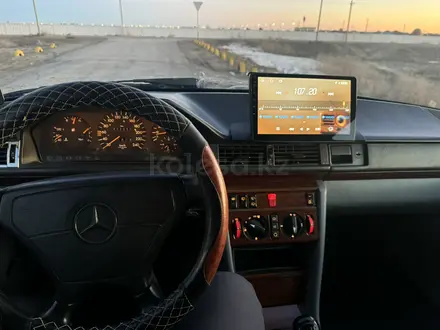 Mercedes-Benz E 220 1993 года за 2 800 000 тг. в Атырау – фото 10