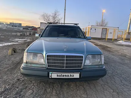 Mercedes-Benz E 220 1993 года за 2 800 000 тг. в Атырау – фото 2