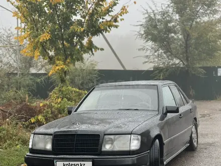 Mercedes-Benz E 200 1990 года за 1 400 000 тг. в Алматы