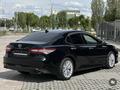 Toyota Camry 2019 года за 13 500 000 тг. в Актобе – фото 4