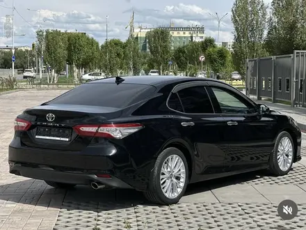 Toyota Camry 2019 года за 13 500 000 тг. в Актобе – фото 4