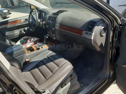 Volkswagen Touareg 2004 года за 4 200 000 тг. в Атырау – фото 5