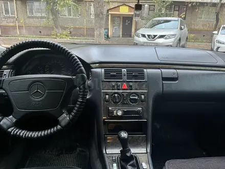 Mercedes-Benz E 320 1998 года за 2 790 000 тг. в Тараз – фото 6