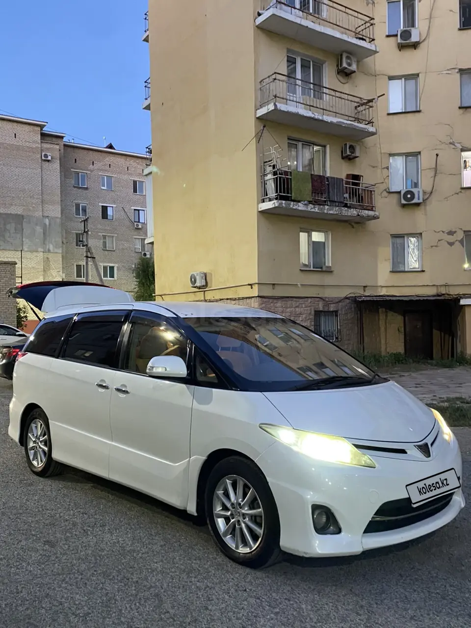 Toyota Estima, 2010