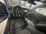 Toyota Camry 2020 года за 7 500 000 тг. в Кульсары – фото 2