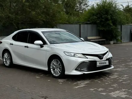 Toyota Camry 2018 года за 14 200 000 тг. в Актобе – фото 4