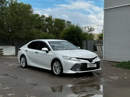 Toyota Camry 2018 года за 14 200 000 тг. в Актобе – фото 3