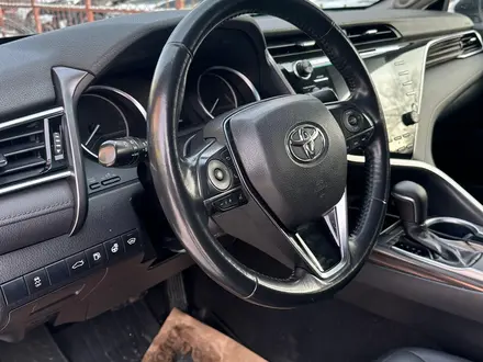 Toyota Camry 2018 года за 14 200 000 тг. в Актобе – фото 6