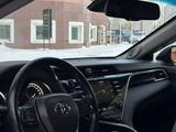 Toyota Camry 2019 года за 14 300 000 тг. в Актобе – фото 3