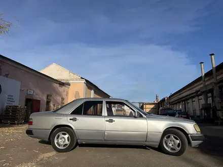 Mercedes-Benz E 220 1993 года за 1 450 000 тг. в Астана – фото 5