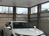 Toyota Camry 2021 года за 13 500 000 тг. в Мерке – фото 2