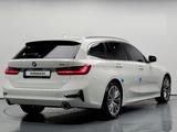 BMW 320 2022 года за 19 990 000 тг. в Караганда – фото 2