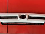 Решетка радиатора Toyota 4Runner 215 (2003-2005) дорестайлинг за 30 000 тг. в Алматы – фото 4