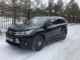 Toyota Highlander 2018 года за 22 800 000 тг. в Караганда