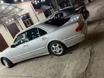 Mercedes-Benz E 320 2001 года за 3 900 000 тг. в Тараз – фото 2