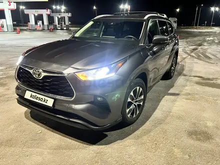 Toyota Highlander 2022 года за 26 000 000 тг. в Бейнеу