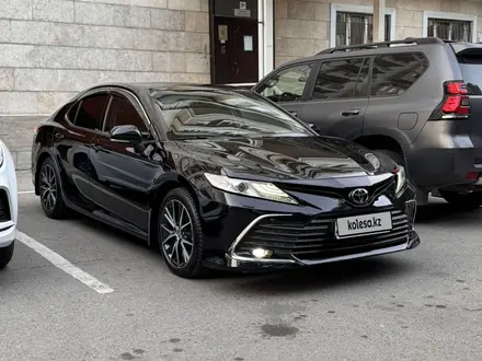 Toyota Camry 2021 года за 16 800 000 тг. в Алматы – фото 2