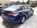 Toyota Camry 2022 года за 17 500 000 тг. в Актобе – фото 6