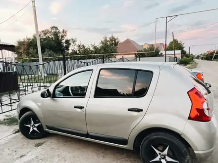 Renault Sandero 2011 года за 3 500 000 тг. в Уральск – фото 2