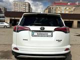 Toyota RAV4 2018 годаүшін12 950 000 тг. в Уральск – фото 3