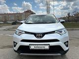 Toyota RAV4 2018 года за 12 950 000 тг. в Уральск – фото 4
