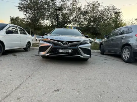 Toyota Camry 2021 года за 13 500 000 тг. в Актобе – фото 5