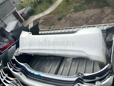 Камри 50 американец le задний бампер за 137 546 тг. в Алматы