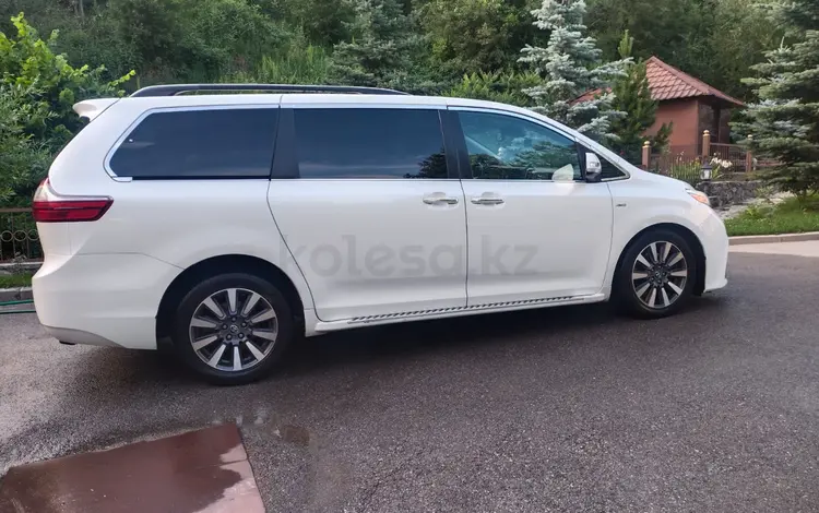 Toyota Sienna 2019 года за 19 000 000 тг. в Алматы