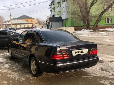 Mercedes-Benz E 280 2000 года за 4 100 000 тг. в Шымкент – фото 2