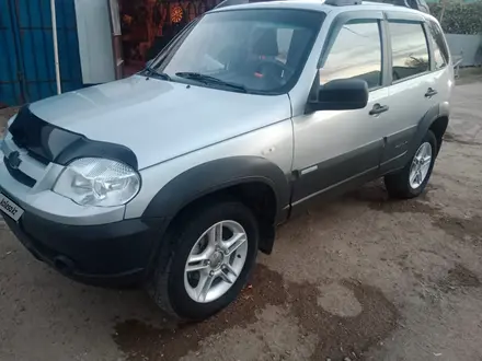 Chevrolet Niva 2015 года за 3 800 000 тг. в Атырау – фото 2