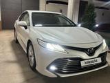 Toyota Camry 2021 года за 15 200 000 тг. в Туркестан – фото 2
