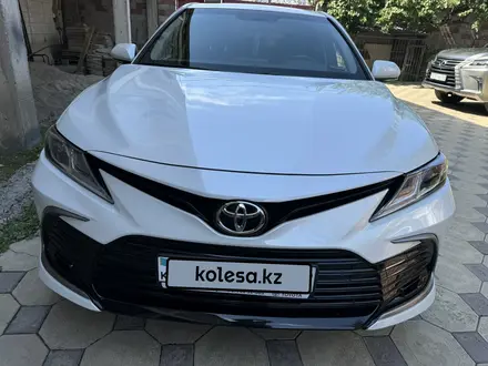 Toyota Camry 2021 года за 14 300 000 тг. в Алматы – фото 2