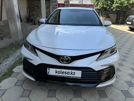 Toyota Camry 2021 года за 14 300 000 тг. в Алматы – фото 4