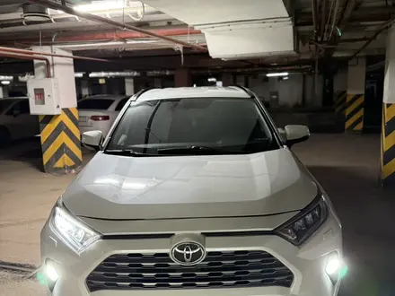 Toyota RAV4 2019 года за 13 900 000 тг. в Астана – фото 2