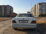 Mercedes-Benz E 200 1992 года за 900 000 тг. в Караганда – фото 2