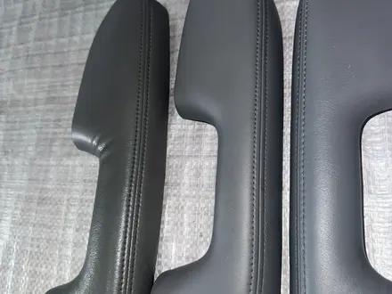 Накладки подлокотники на двери Toyota Crown S180 серая кожа за 10 000 тг. в Караганда – фото 2