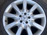 Оригинальные диски на Мерседес R18 с летней резиной 255 45 18 за 350 000 тг. в Алматы – фото 4